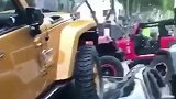 上个厕所出来发现车子都被碾压了咋办？