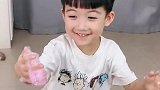 妈妈竟然给我吹出这么长的泡泡，真的太好玩了