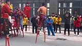 高跷艺人花式表演捡赏钱，抱拳感谢一看就是讲究人