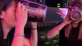 两位美女同事拼酒，谁赢了谁就能得到我，你猜谁会赢？