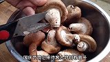 香菇健康吃法，先清除香菇隐藏的虫卵，3步出锅装盘，比肉好吃