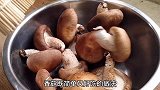 香菇健康吃法，先清除香菇隐藏的虫卵，3步出锅装盘，比肉好吃