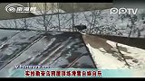 实拍勤奋乌鸦屋顶练滑雪自娱自乐