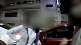 中国台湾：抢车位闹口角 警察到场只用1招 两位司机都笑了