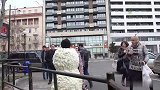 街头恶搞，藏在雪人模型内捉弄路人，路人被吓一跳