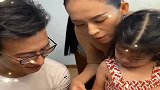 汪峰带醒醒探班章子怡，醒醒的小眼神，真是个小机灵鬼！