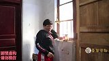 抬床1：大美赖床睡懒觉，没想到竟被小伙伴抬着床丢了出去，真逗