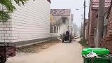 大叔自制扫地机，每天拖一遍村里干干净净
