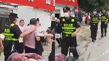 南京江北新区一男子店铺内持刀伤人 致其妻子在内3人死亡