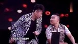 张小斐这身装扮出场，在一旁的贾玲都呆住了，太搞笑了！