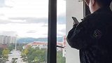 学生在窗户上写满书法字
