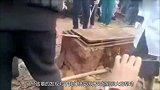 神秘古墓惊现“纯金活鱼”专家停止考古工作，请求武警保护
