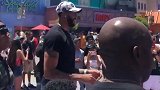 融入洛杉矶生活！浓眉哥街头与球迷进行投篮游戏