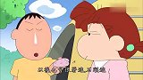 蜡笔小新：小新和同学们抬着桌子，躲避妮妮追赶，快点跑呀