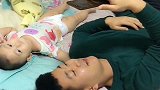 自从有了小情人，父女俩越长越像，眼前一幕，一看就是亲生的！