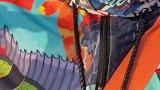 穿着我们的孔雀鲈钓鱼服钓获的孔雀鲈