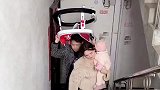 我家住顶楼没电梯，老婆从怀孕到生孩子都是自己咬牙慢慢爬上去呢！