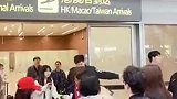 徐正源已抵达沈阳机场 接过球迷围巾鲜花