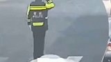 暖心你我他 洒水车为交警“亮绿灯” 交警“回礼”