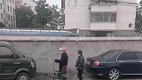 老了有人陪就很幸福，这大爷脾气也够犟的