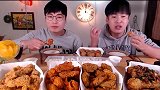 两兄弟吃炸鸡，边吃边聊，吃得温馨美味