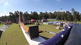 肉疼！歪果仁挑战迷你滑板车速降 空翻180度后直接坠地