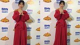 杨紫穿大红长裙惊艳亮相，双手抱拳拜大年，新年穿红衣就是喜庆