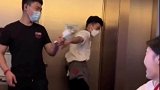 惊不惊喜意不意外，海底捞小哥竟然也有社恐的一天
