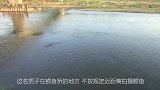 男子近距离给鳄鱼拍照，同伴丢块肉救了他一命，镜头拍下全过程