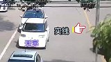 奔驰车路口强行加塞撞上小电车，一个“加塞”闹得两人都“心塞
