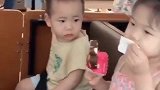 目不转睛，是不是好奇这个小姐姐，怎么一口雪糕一口纸巾的