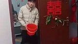 两男子编了一句顺口溜，一出口引众人大笑