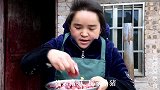 苗大姐拿水果炖排骨，大碗面条大勺辣椒，嗦嗦下肚吃撑爆