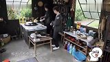 小绵羊张艺兴，摘菜都不忘跟羊同胞打招呼，太可爱了