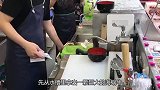 小伙处理海蜗牛手法娴熟，小刀转一圈徒手拽出，切成片吃鲜美可口