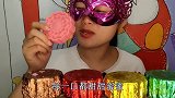 小姐姐吃创意“炫彩太阳花月饼空心巧克力”薄脆香甜果味浓