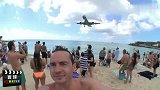 旅游-50526-飞机贴头皮降落！世界上最刺激的沙滩