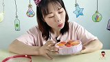 妹子吃“创意高跟鞋巧克力”尖尖鞋跟色彩亮丽，香甜浓郁