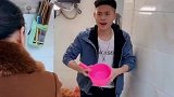不作就不会死！小伙故意“整蛊”妈妈，结果让人笑的直不起腰！