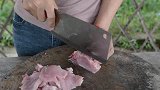 传统手工肉丸汤，配上当季的蔬菜，肉丸鲜嫩,汤汁清爽还解暑。