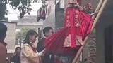 二婚婆婆不让走大门，老公强行为她搭了一条路