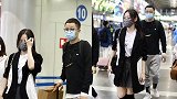 张靓颖现身机场 小男友甜蜜随行化身护花使者