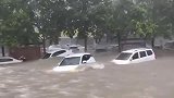 轿车都在水中漂流，满满都是航行在大海的感觉