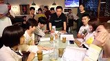 《二十不惑》花絮：姜小果片场语出惊人，关晓彤段家宝笑得直拍手