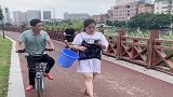 帅哥吓唬路边美女，不料美女急眼了这样报复他，太狠了！