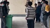 看他们玩跳皮筋游戏，满满的儿时回忆
