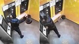 俄罗斯：一男子因存钱时机器未能显示数额，拿平底锅猛砸ATM机