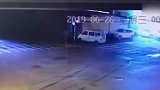 黑龙江一轿车失控“漂移”连撞4车 奥迪奔驰无辜被撞烂