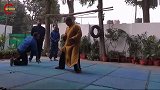 武僧跟格斗高手过招，一掌推飞对手几米远，摔得对手人仰马翻