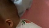 萌娃咋还瞬间关机了，上一秒还在和妈妈嬉皮笑脸，下一秒就躺下了